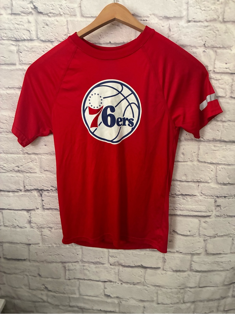Philadelphia 76ers Basketball Men’s Red Short-Sleeve Tee Small